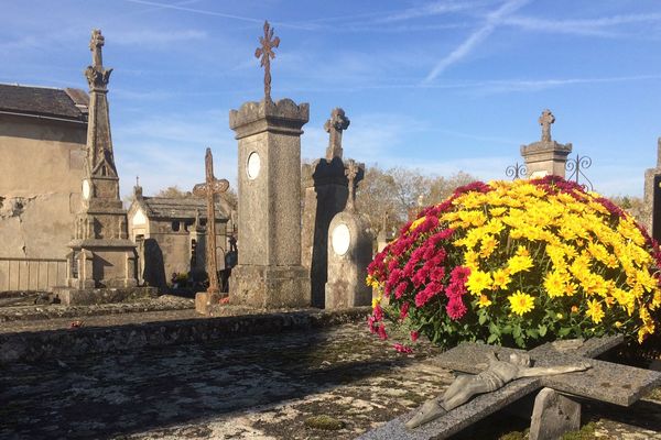 Tombes fleuries au cimetière de Louyat, à Limoges.