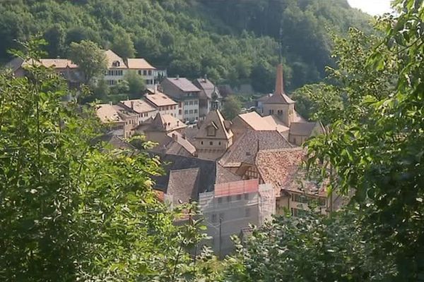 Romainmôtier, bourg médiéval situé non loin de la frontière avec la France