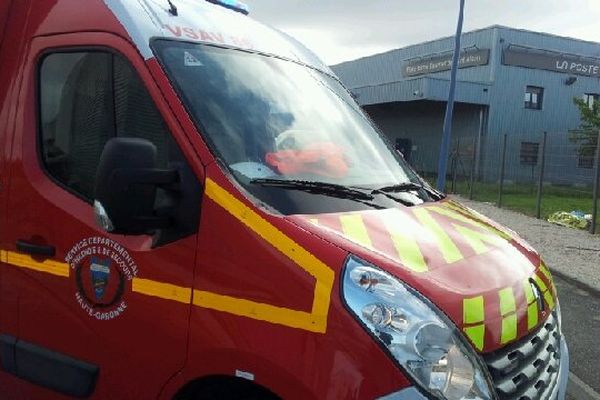 Les pompiers devant le centre de tri