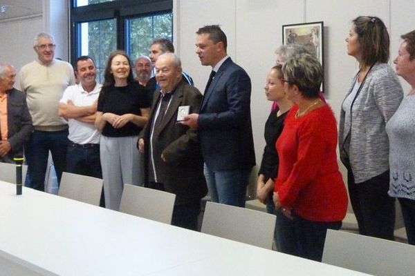 La municipalité de Buzançais accepte la donation d'Hubert Phillippeau (au centre) lors du conseil municipal du 8 septembre 2017.