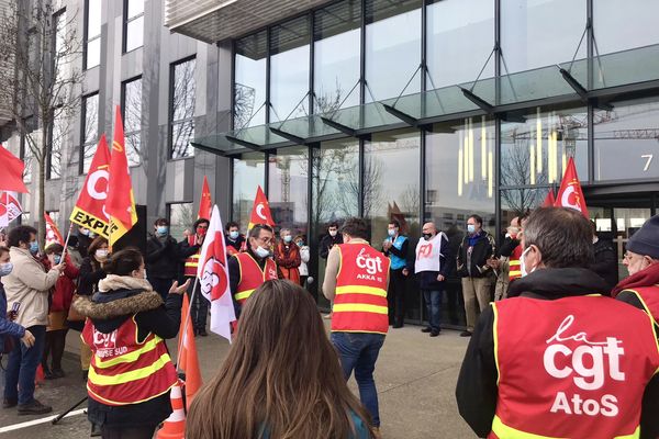 Mobilisation des salariés à l'appel des syndicats, ce 21 janvier 2021, devant le site de Blagnac, pour s'opposer au plan social en cours.