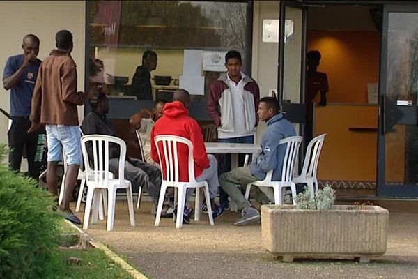 Des migrants au centre d'Appoigny, dans l'Yonne, le 25 octobre 2017