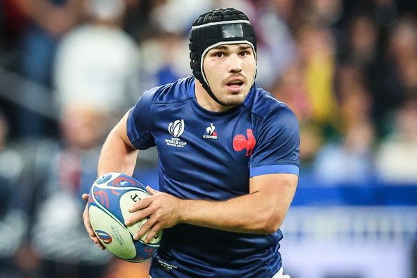 Pour le match face à l'Afrique du Sud lors de la Coupe du Monde de rugby 2023, Antoine Dupont a du porter un casque intégral après sa blessure.