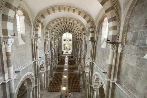 Le chemin de lumière de la basilique de Vézelay (Yonne), en juin 2024.