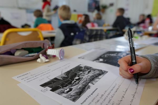 Les associations KLT, Sked, Mervent et An Oaled regrette que le breton soit mis en concurrence avec l'anglais en primaire.