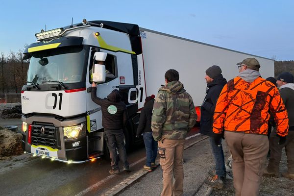 Les agriculteurs des Alpes-de-Haute-Provence ont mis en place des barrages filtrants pour intercepter les camions transportant de la marchandise étrangère.