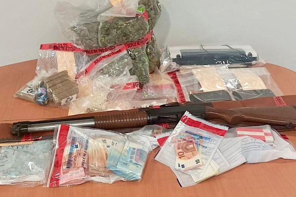 Les gendarmes de l'Hérault ont saisi pour 54 000 euros de drogue, de l'argent liquide et un fusil à pompe.