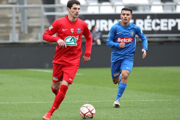 Les joueurs de Salouël-Saleux (rouge) ont été éliminés par Wasquehal, dimanche 28 novembre au stade de la Licorne (Amiens) en Coupe de France.