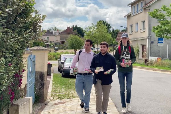 Valentin et les jeunes soutiens du député sortant Stéphane Delautrette (PS-Nouveau front populaire) font aussi du tractage à Flavignac.