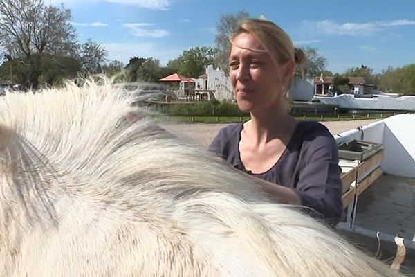 Leslie a 40 ans, malgré son cancer du sein, elle s'est lancée il y a peu de temps dans l'éthologie, la science qui aide les humains à faire un travail sur eux au contact des chevaux -10 avril 2017 