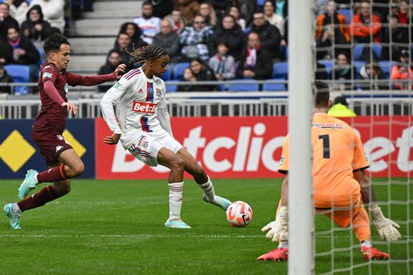 Le Lyonnais Barcola s'est procuré une belle occasion en première période face au FC Metz, mais le gardien lorrain Oukidja a repoussé sa frappe.