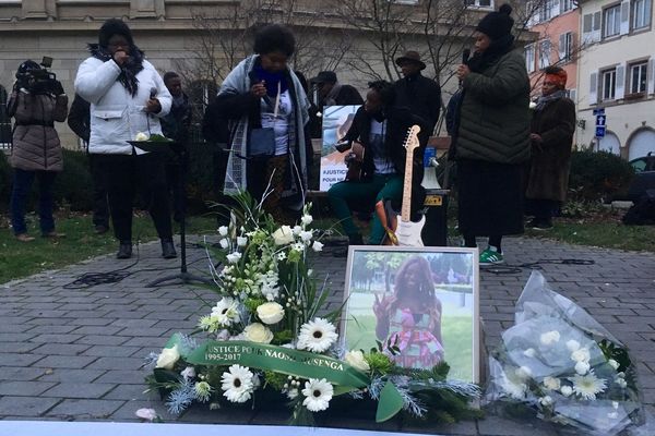 Naomi aimait faire de la musique avec sa famille. C'est donc avec des chants qu'un hommage lui a été rendu, place de l'hôpital à Strasbourg, samedi 29 décembre.