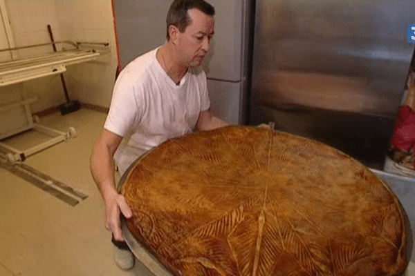 Une galette d'un mètre de diamètre pour remercier les habitants de Romorantin qui leur sont venus en aide lors des inondations en 2016.