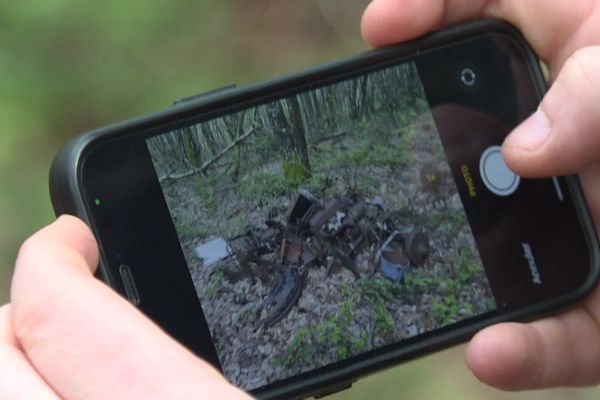 Le principe est de photographier les dépôts sauvages et de les géolocaliser sur l'application Sentinelles de la nature.