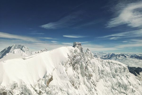 Seul à 4554 mètres d'altitude sur sa pointe Gnifetti, la Capanna Regina Margherita vient de rouvrir ses portes pour l'été...dans le froid et la glace