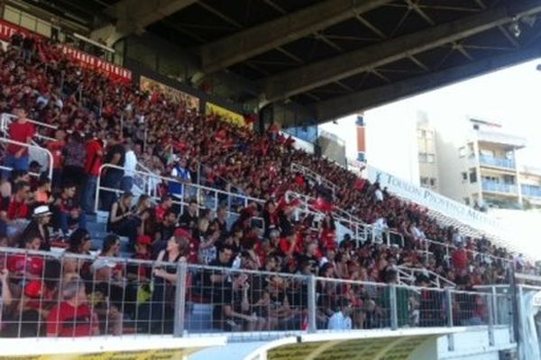 Les supporteurs dans les tribunes quelques mijutes avant la finale