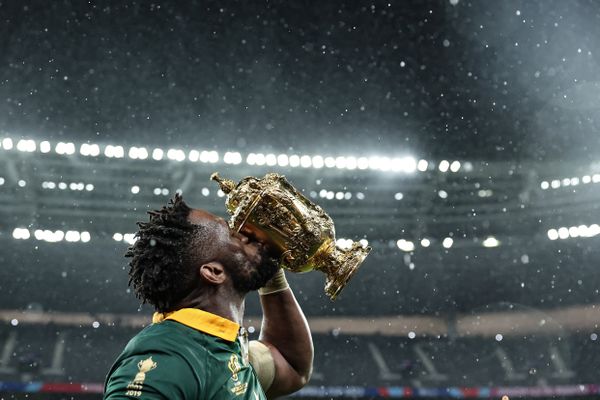 Le capitaine des Springboks Siya Kolisi avec la Coupe William Webb Ellis, après la victoire de l’Afrique du Sud face à la Nouvelle-Zélande de la Coupe du monde de rugby 2023 au Stade de France.