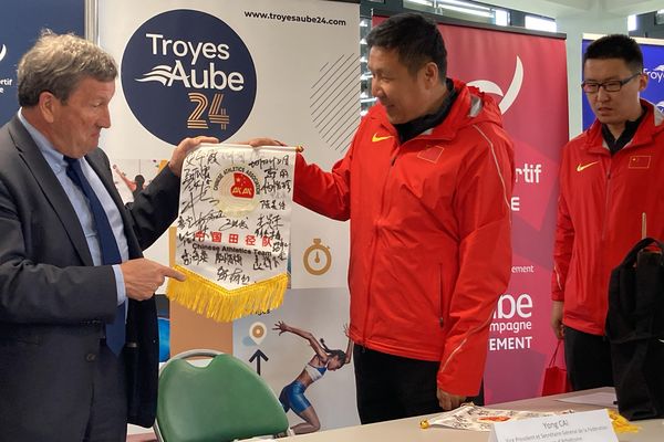 Remise de cadeaux sportifs et diplomatiques chinois à Philippe Pichery, président du conseil départemental de l'Aube, le mardi 23 avril 2024.