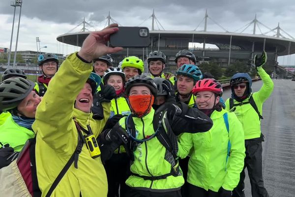 Les raideurs fous devant le stade de France à Saint-Denis