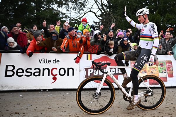 Van der Poel savoure les derniers mètres qui le sépare de la ligne d'arrivée, ce 29 décembre à Besançon, en remerciant le public.