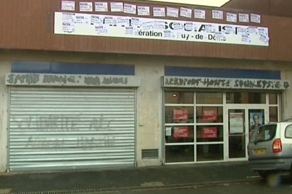 Les opposants au projet d'aéroport à Notre-Dame-des-Landes sont venus saccager l'extérieur des locaux de la permanence du PS à Clermont-Ferrand.