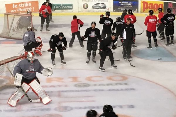 Les Boxers de Bordeaux s’échauffent sur la patinoire de Bordeaux