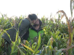 Florian et Lola, au milieu du maïs qu'ils cultivent pour fabriquer leur Pop'Creuse