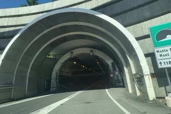 Si la réouverture du tunnel entre Chamonix (haute savoie) et Courmayeur (vallée d'Aoste) est toujours prévue pour le 7 novembre, elle sera retardée de 12 heures : l'ouvrage ne devrait rouvrir à 22 heures