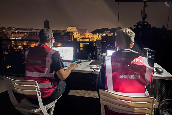 Dronisos est spécialisée dans la création de spectacles utilisant des drones autonomes, en intérieur et en extérieur