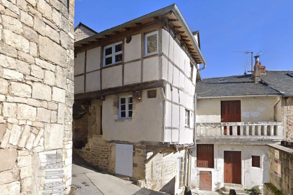 Nichée à l'angle d'une rue dans la petite cité médiévale de Séverac-le-Château, dans l'Aveyron, la "Maison de Jeanne" dépasse largement le statut de simple résidence ancienne.