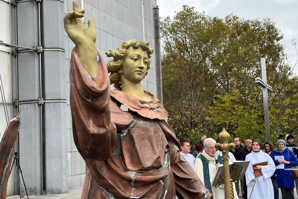 Bénédiction de l'archange Gabriel avant qu'il soit réinstallé sur les toits de la cathédrale Notre-Dame-de-la-Treille à Lille (Nord).