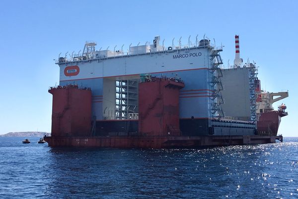 Une gigantesque double arche entre dans le port de Marseille