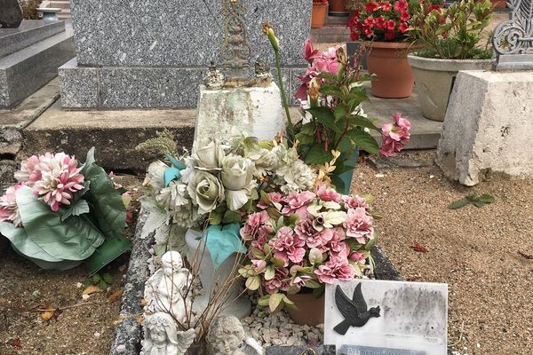 La petite inconnue repose dans le cimetière de Suèvres (Loir-et-Cher) 
