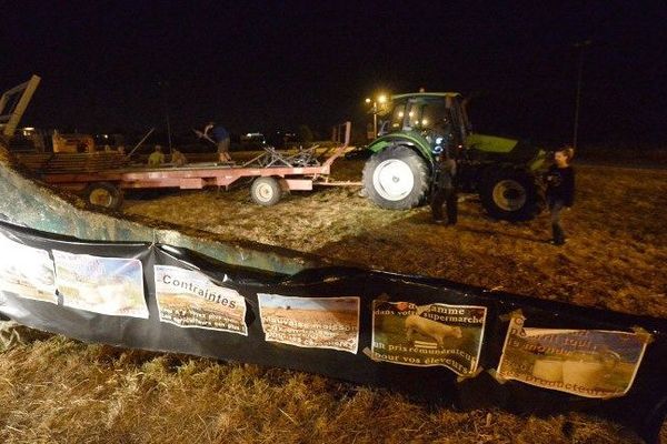 Le blocage par les agriculteurs du rond-point aux abords de l'industriel laitier Lactalis près de Laval, levé dans la nuit de vendredi à samedi suite à l'échec des négociations et des risques d'amendes