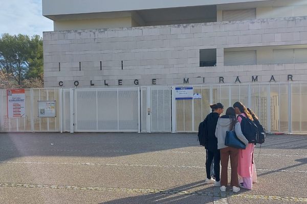 Les professeurs du collège Miramaris à Miramas exercent leiur droit de retrait en raison des nombreuses alertes à la bombe qui perturbent les cours.