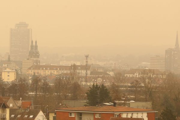 Le samedi 6 février 2021, Mulhouse avait déjà eu un ciel jaune orangé à cause du transport de sable saharien par un vent de sud.