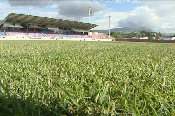 le gazon du stade Ange-Casanova de Mezzavia a été entièrement changé pendant le week-end. 