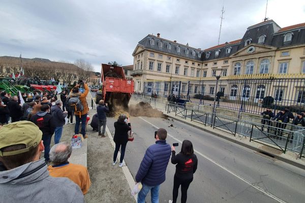 Mardi 9 février, des agriculteurs ont déversé du lisier devant la préfecture de Haute-Loire.