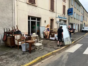 Les commercants de la rue de Clermont à Thiers (Puy-de-Dôme) nettoient et vident leurs boutiques suite aux dégâts de l'orage du samedi 20 juillet.