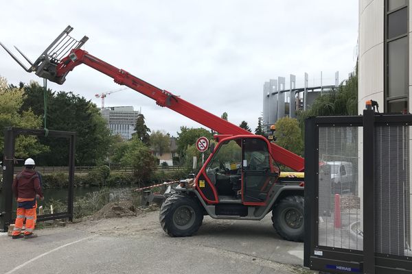 Ce portail coulissant en cours d'installation fermera l'accès aux berges durant les sessions plénières du Parlement européen. 