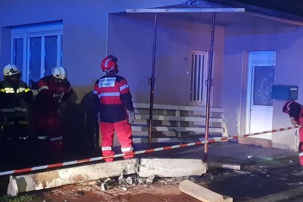 Le pignon de la maison a été fissuré à la suite du choc.