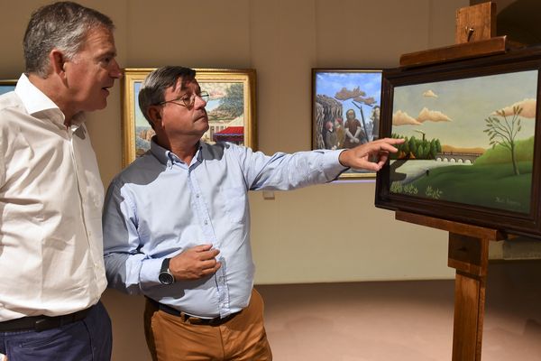 Didier Pillon, sénateur et François Zocchetto, maire de Laval, découvrent le tableau "Paysage avec pêcheur" en août 2017, une oeuvre indûment attribué au Douanier Rousseau