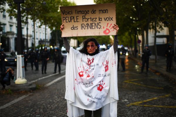 Une manifestante tient une pancarte en soutien à la contestation qui secoue l'Iran.