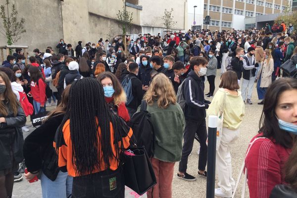 environ 600 élèves dans les rues de Limoge vers 10h00