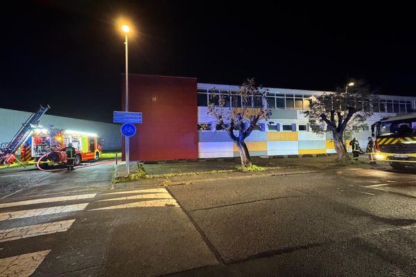 Les sapeurs-pompiers sont intervenus dès 6h03 pour maîtriser le feu qui s'est propagé dans l'établissement scolaire.