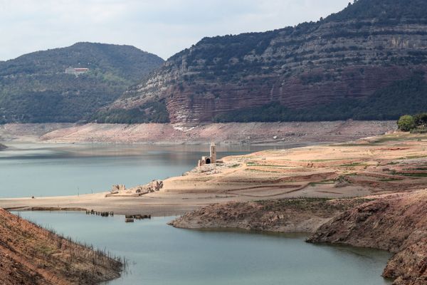 La sécheresse qui prive le lac d'eau a remis l'église paroissiale du XIe siècle dans la lumière.