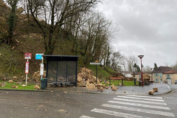 La tour médiévale, située en hauteur, s'est effondrée. Les blocs de pierre ont atterri en contre-bas à Sault-de-Navailles en Béarn.