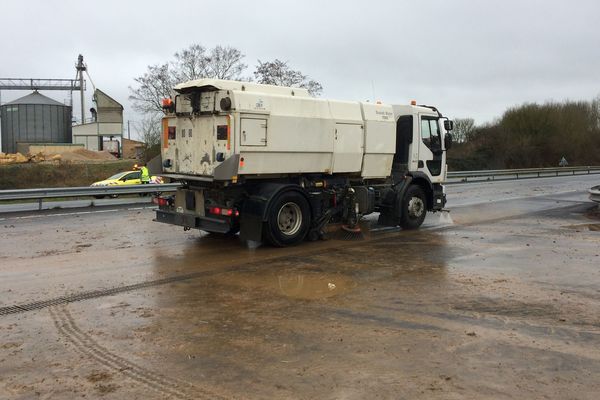 Près de Niort, le nettoyage des voies d'autoroute a commencé à l'heure de la pause déjeuner.