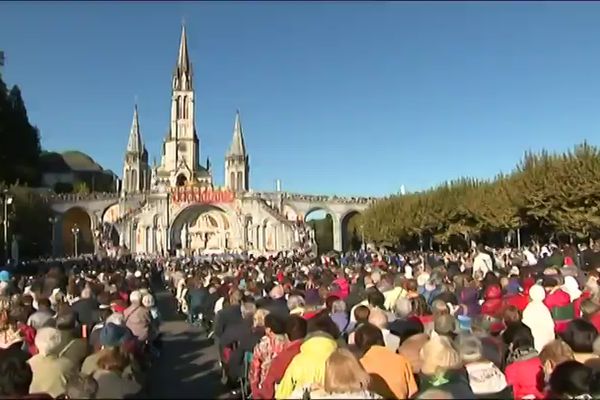 Plus de 15 000 pèlerins se retrouvent chaque année à Lourdes pour le pèlerinage du Rosaire