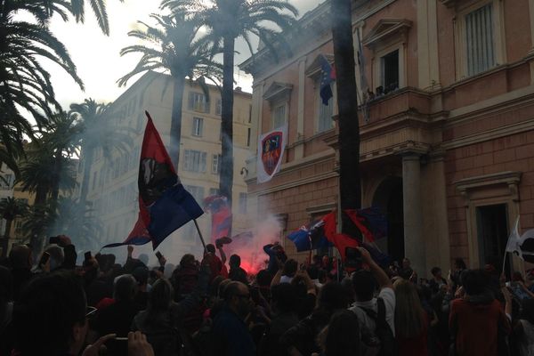 23/05/15 - La liesse des supporters du GFCA devant la mairie d'Ajaccio